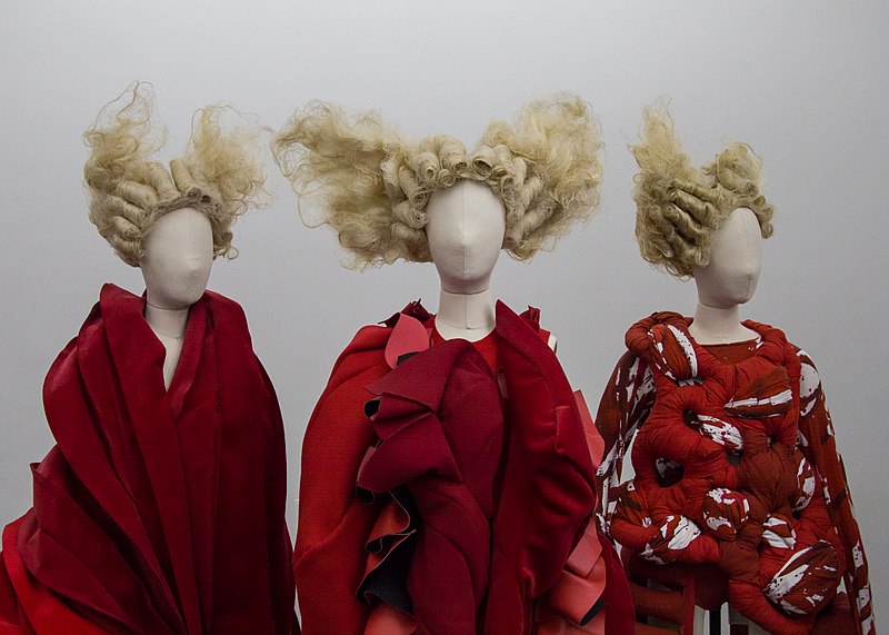 800px Comme des Garcons at the Met 62429